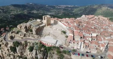 Hava manzarası, Pollina üzerinde İHA uçuşu, Sicilya, İtalya 'da dağın tepesinde güzel bir kasaba.