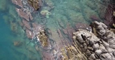 Hava manzarası, Sicilya, İtalya 'da dalgaların kıyıya vurduğu güzel sahilde insansız hava aracı uçuşu.