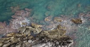 Hava manzarası, Sicilya, İtalya 'da dalgaların kıyıya vurduğu güzel sahilde insansız hava aracı uçuşu.