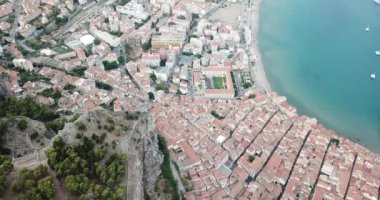 Hava manzarası, Cefalu üzerinde İHA uçuşu, Sicilya, İtalya 'da güzel bir kasaba.