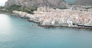 Hava manzarası, Cefalu üzerinde İHA uçuşu, Sicilya, İtalya 'da güzel bir kasaba.