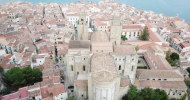 Hava manzarası, Cefalu üzerinde İHA uçuşu, Sicilya, İtalya 'da güzel bir kasaba.