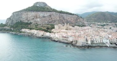 Hava manzarası, Cefalu üzerinde İHA uçuşu, Sicilya, İtalya 'da güzel bir kasaba.
