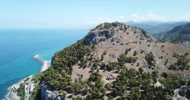 Hava manzarası, Cefalu Kayası üzerinde İHA uçuşu Sicilya, İtalya 'da bir uçurum.
