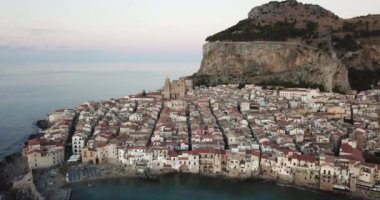 Hava manzarası, Cefalu üzerinde İHA uçuşu, Sicilya, İtalya 'da güzel bir kasaba.