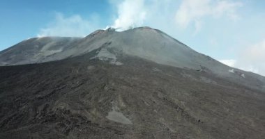 Hava manzarası, Etna Ulusal Parkı üzerinde İHA uçuşu, Sicilya, İtalya 'daki volkanik manzarası