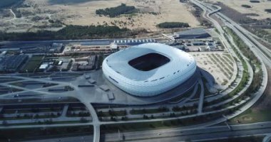Münih, Almanya - 04 Nisan 2021: Güneşli bir günde futbol stadyumu Allianz Arena üzerinde insansız hava aracı uçuşu