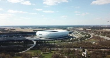 Münih, Almanya - 04 Nisan 2021: Güneşli bir günde futbol stadyumu Allianz Arena üzerinde insansız hava aracı uçuşu