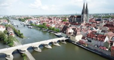 Regensburg, Almanya - 19 Mayıs 2021: Tuna üzerindeki taş köprü üzerinde katedralle insansız hava aracı uçuşu