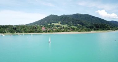 Hava manzarası, Tegernsee üzerinde insansız hava aracı uçuşu güneşli bir günde Almanya Bayern 'de güzel bir göl.