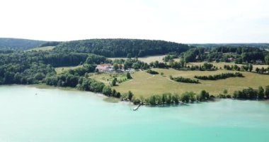 Hava manzarası, Tegernsee üzerinde insansız hava aracı uçuşu güneşli bir günde Almanya Bayern 'de güzel bir göl.