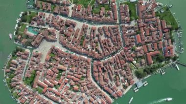 İtalya, Venedik 'teki Burano Adası üzerinde İHA uçuşu. Şehrin panoramik görüntüsü.