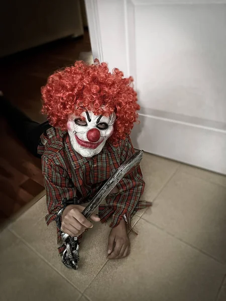 Τρομακτικός Τρελός Κλόουν Ξαπλωμένος Στο Πάτωμα Μια Χαμογελαστή Μάσκα Και — Φωτογραφία Αρχείου