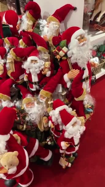 Skupina Postav Santa Claus Různých Velikostí Obchodě Vánoční Dekorace Mnoho — Stock video