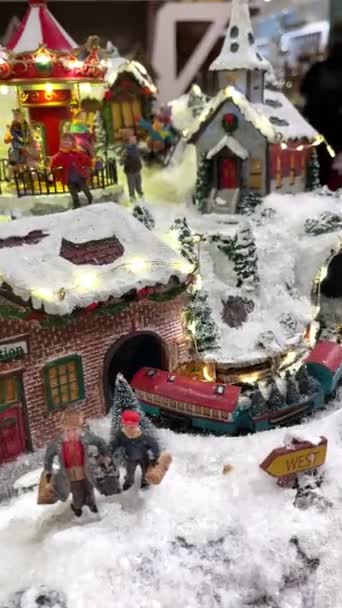 Miniatura Cena Inverno Com Casas Natal Pessoas Estação Trem Carrossel — Vídeo de Stock