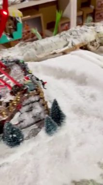 Bir seramik biblo fuarının Noel sahnesi, atlı karınca, dönme dolap, atlı karınca, ve eğlenceli Noel gezileri, 4k, harfi harfine