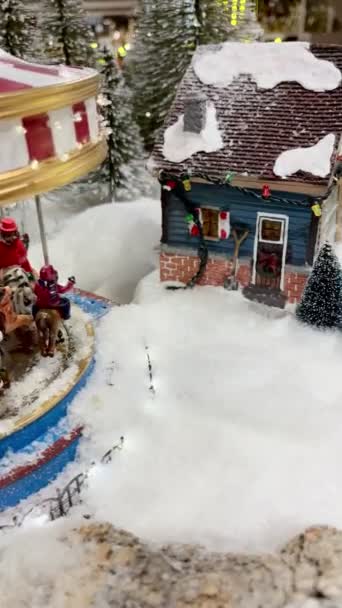 Weihnachtsszene Eines Dorfes Aus Keramikfiguren Mit Karussell Geschmückten Häusern Bürgern — Stockvideo