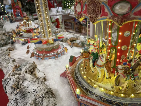 Oyuncak Noel Fuarı Sahnesi Önünde Biblolar Olan Bir Atlıkarınca Arka — Stok fotoğraf