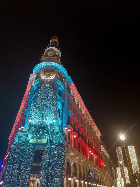 Madrid 'deki Centro Canalejas binasının önünde Noel süslemeleri ve gece aydınlatmalarıyla dolu bir cephe var.