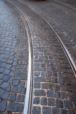 Lizbon 'da bir caddenin kaldırım taşı zemininin ayrıntıları. Tramvay rayları Alfama bölgesinde dikey bir virajı tarif ediyor.