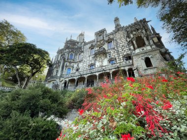 Sintra, Portekiz 'deki Quinta de Regaleira Sarayı' nın ana cephesinin perspektifi
