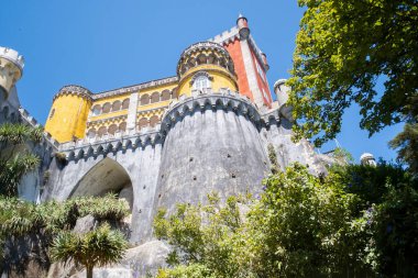 Aşağıdan, Sintra, Lizbon, Portekiz, yatay renkte Pena Sarayı cephesinin görüntüsü