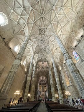 Jeronimos Manastırı 'nın (Mosteiro dos Jeronimos) iç mekanına geniş açılı bakış açısı, manueline tarzı, Belem, Lizbon, Portekiz, dikey