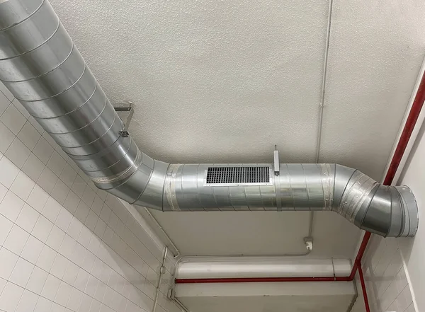 Ventilationssystem Rostfria Rör För Luftkonditionering Eller Värmedistribution Tillsammans Med Röda Stockbild