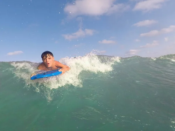 Boy Bodyboarding Una Ola Una Playa Agua Turquesa Día Soleado —  Fotos de Stock