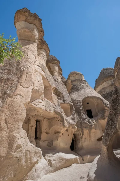 Mieszkania Kościoły Rzeźbione Kamieniu Wulkanicznych Formacjach Skalnych Erodowanych Przez Wodę — Zdjęcie stockowe