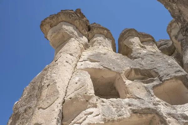 Taşlara oyulmuş evler, su tarafından aşınmış volkanik kaya oluşumları, peri bacaları, Goreme açık hava müzesi, Kapadokya, anadolu, hindi, yatay