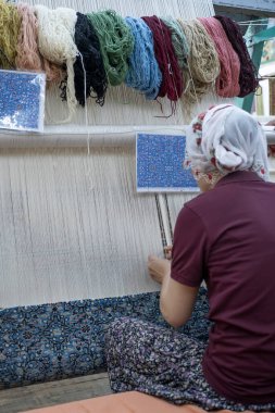 Sırtında yün bir halı ören bir kadın el yapımı Türk halıları, Kapadokya, Türkiye