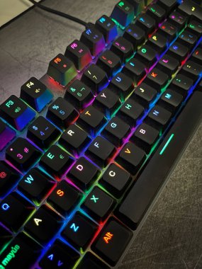Bir oyun bilgisayarının klavyesini kapat, arka planda siyah tuşlar renk değiştirsin, RGB ışığı, seçici odak, dikey