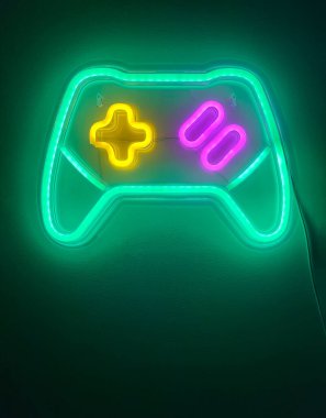 Lider ışıklar, yeşil, sarı ve pembe, oyun seti, dikey olarak bir video oyunu konsolu şeklinde neon ışıkları taklit ediyor.