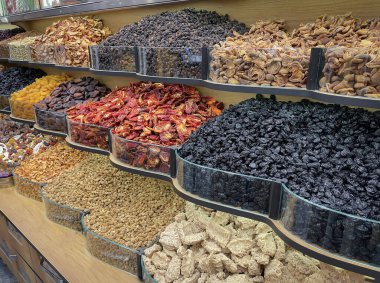 Kurumuş meyve, kurutulmuş domates, kuru kayısı, kurutulmuş kayısı, kurutulmuş kayısı, kurutulmuş meyve, geleneksel hindistancevizi, kurutulmuş meyve, Mısır pazarında kurutulmuş meyve ve fındık ile dolu kurutulmuş meyve dükkânı.