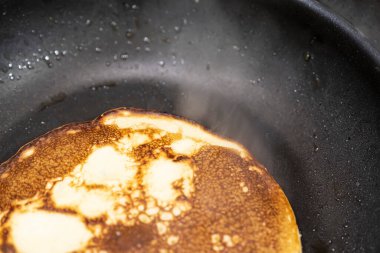 Kızartma tavasında buharı tüten bir krep, krep aroması, kahvaltı hazırlama, seçici odak, yatay