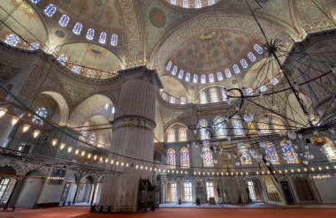 İstanbul 'daki mavi caminin içi, renkli vitray pencereleri, büyük kemerleri ve avizeleri ve büyük avizesi, yatay