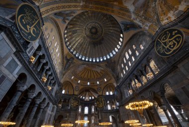 Ayasofya 'nın iç kesiminin geniş açılı görüntüsü camiye dönüştürüldü, Santa Sofia, İstanbul, Türkiye, yatay