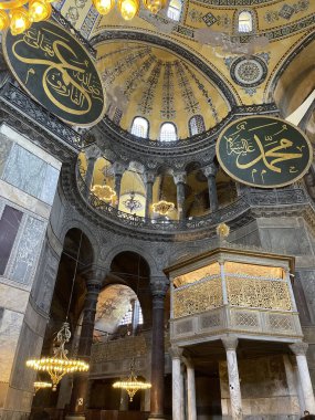 İstanbul 'daki Aziz Sofya Camii' nin içinde, üzerinde ünlü İslami kişiliklerin ve lambaların isimlerinin yazılı olduğu iki kalkan.
