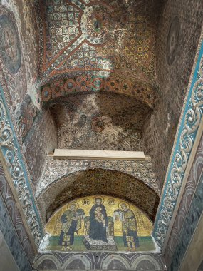 Santa Sofia camii içindeki Hristiyan mozaikleri, üst tarafında onları beş Müslüman namaz sırasında, dikey olarak saklamak için indirilmiş bir tepe örtüsüyle.