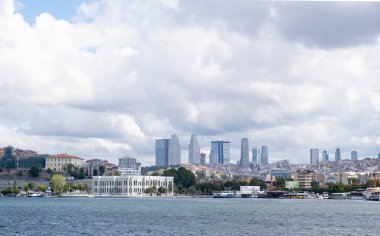 İstanbul 'un finans merkezinin modern gökdelenler, tarihi binalar ve panoramik manzaralı gökdelenlerin karışımı İstanbul' da görülür.
