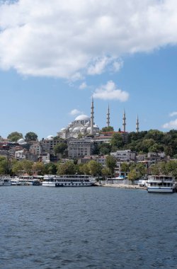 İstanbul şehrinin mahareti, Süleyman Camii 'nin boğazdan görülmesi, Boğazın üzerinde yelkenli, Süleyman Camii, dikey
