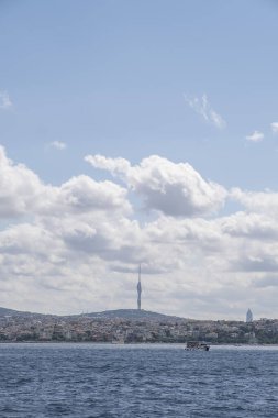 İstanbul şehrinin becerisi, Camlica iletişim kulesi ve Boğaz üzerinde yüzen bir yelkenli, kopyalama alanı, dikey