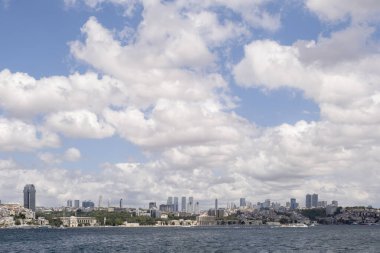İstanbul 'un finans merkezinin ufuk çizgisinin panoramik görüntüsü, Dolmabahce sarayı bulutlu bir gökyüzü altında, kopyalama alanı, yatay
