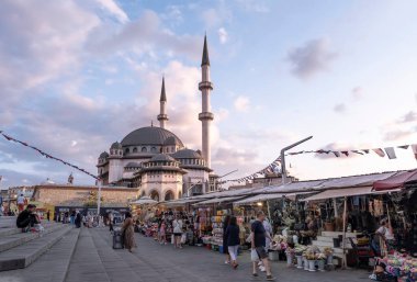 Tipik bir İstanbul sokak pazarının panoramik görüntüsü. Arka planda Taksim Camii, Taksim Meydanı