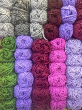 Sıraya dizilmiş yün topları, tuhafiyeciler, yün ve dikiş malzemeleri dükkânı, dikey