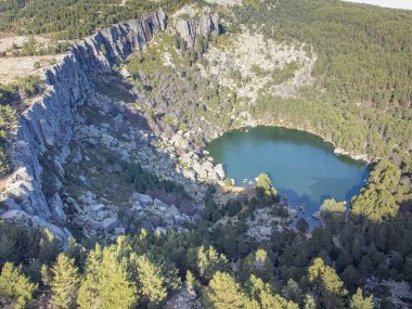 Urbion 'daki Laguna Negra' nın insansız hava aracı görüntüsü. Buzul kökenli, turkuaz suları olan bir lagün. Çam ve kayın ağaçları ile çevrili.