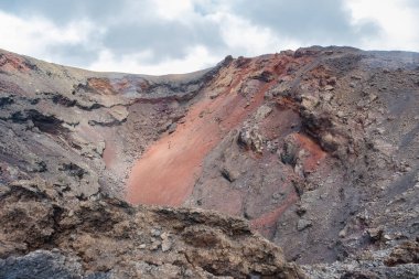 Timanfaya Ulusal Parkı 'ndaki bir volkanın fümerolü ya da krateri, kırmızı volkanik kayanın ayrıntıları, yatay