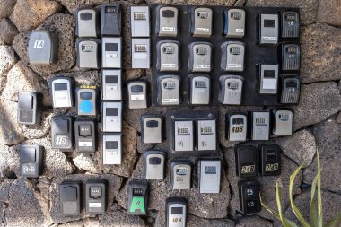 Bir binanın girişindeki tatil evlerinin anahtarlarının saklanması için şifreli kilidi olan sayısız güvenlik kutusu şehirlerdeki tatil evleri sorunu, yatay konutlar...