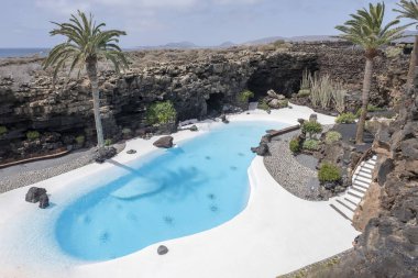 Jameos del agua havuzu, volkanik kayalarla süslenmiş bahçe, Cesar Manrique tarafından volkanik lav tünelinde tasarlandı, Lanzarote, yatay
